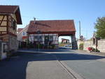 Gabolshausen, Torhaus in der Torstrae, eingeschossiger Fachwerkbau mit Satteldach und seitlicher Straendurchfahrt, erbaut im 16.