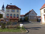 Gollmuthhausen, ehemalige Schule und Fachwerkhaus in der Kirchgasse (15.10.2018)