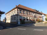 Irmelshausen, Gasthof zur Linde am Kirchplatz, massives verputztes Erdgeschoss, Fachwerkobergeschoss, erbaut 1835 (15.10.2018)