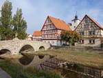 Nordheim von der Rhn, Steinbrcke ber die Streu und Fachwerkhuser in der unteren Torgasse (16.10.2018)