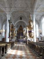 Tuntenhausen, Innnenraum der Maria Himmelfahrt Kirche, Hochaltar von Hans Schn mit Gnadenbild von 1534, zahlreiche Votivtafeln und Votivkerzen aus dem 16.