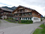 Nudorf am Inn, Wohnhaus im Lindenweg, zweigeschossiger Flachsatteldachbau mit verschaltem Blockbau-Obergeschoss, erbaut im 18.