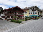Huser am Dorfplatz mit Gasthof zur Post in Samerberg (03.07.2016)