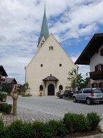 Samerberg, Maria Himmelfahrt Kirche, Chor von 1513, Langhaus erbaut ab 1923, Nordturm mit Spitzhelm (03.07.2016)