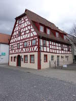 Hilpoltstein, Gtzhaus in der Kolpingstrae, zweigeschossiger, giebelstndiger Krppelwalmdachbau mit Fachwerkobergeschoss (05.03.2017)