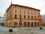 Pfarrkirchen, neues Rathaus am Stadtplatz, erbaut von 1864 bis 1865, dreigeschossiger Eckbau mit hohem Laubengang (02.02.2013)