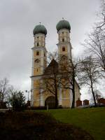 Pfarrkirchen, Wallfahrtskirche Gartlberg, Barockbau mit Doppelturmfassade und Hl.
