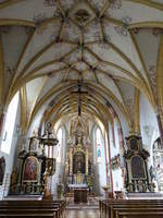 Ering, gotischer Innenraum mit sptarockem Hochaltar in der Pfarrkirche Maria Himmelfahrt (20.10.2018)