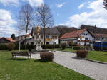 Oberalting, gusseisener Marienbrunnen von 1873 am Marienplatz (12.04.2015)