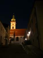 Blick auf den Kirchplatz mit der Stadtpfarrkirche und dem Kirchturm