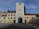 Tittmoning, Salzburger Tor, beidseitig eingebauter fnfgeschossiger Torturm, erbaut im 15.