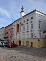 Tittmoning, Rathaus am Stadtplatz, stattliches dreigeschossiges Grabendachhaus mit Dachreiter, Barockfassade von 1711 (14.02.2016)