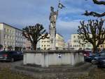 Tittmoning, Florianbrunnen, lebensgroe Steinfigur des hl.