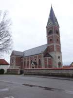 Fridolfing, Maria Himmelfahrt Kirche, basilikale Anlage mit Rundapsis, Querhaus und Portalturm, erbaut von 1891 bis 1893 durch Joseph Anton Mller (15.02.2016)