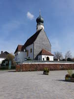 Ising, die katholische Wallfahrtskirche Mari Himmelfahrt ist ein einschiffiger sptgotischer Bau mit Turm sdlich des Chors aus der Mitte des 15.