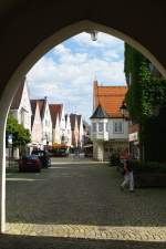 Mindelheim, Blick durch das Einlasstor oder Westernacher Tor von 1469 in Richtung Marktplatz, Kreis Unterallgu (14.08.2011)