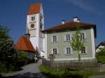 Hawangen, Kirchplatz mit Pfarrhaus und St.