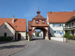 Altenmuhr, Torhaus, Fachwerkbau mit Mansarddach und Glockenstnder, erbaut 1757 (26.05.2016)