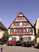 Historisches Fachwerkhaus in der frnkischen Kleinstadt Aub   Heute befindet sich dort die  Schwanen-Apotheke  am Marktplatz.