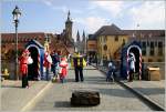 Die Wachposten auf der Alten Mainbrcke in Wrzburg, verlangen hier einen kleinen Obulus beim beequeren des Mains.