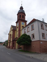 Bttigheim, Maria Himmelfahrt Kirche, Langhaus mit Satteldach und eingezogener Chor erbaut von 1701 bis 1704 von Christian Hermann, dreigeschossiger Turm mit oktogonalem Aufsatz und welscher