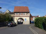 Thngersheim, Retzstdter Tor, zweigeschossiger Torbau mit Fachwerkobergeschoss, erbaut 1609 (26.05.2018)