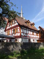 Margetshchheim, Alte Schule in der Mainstrae, zweigeschossiger Satteldachbau mit Fachwerkobergeschoss, erbaut 1672 (15.08.2017)
