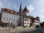 Marktredwitz, historisches Rathaus, langgestreckter Satteldachbau mit zwei Trmen und einem Erker, erbaut 1384 (23.04.2018)