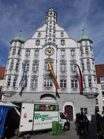 Memmingen, historisches Rathaus am Marktplatz, Renaissance-Fassade mit drei Erkertrmen, erbaut bis 1589 (22.02.2020)