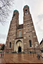 Weitwinkel-Ansicht der etwa 98,5 Meter hohen Trme der Mnchner Frauenkirche.