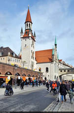 Vom Viktualienmarkt kann auf das Alte Rathaus von Mnchen mit seinem markanten Turm geblickt werden.