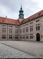 ffentlich begehbarer Kaiserhof der Mnchner Residenz mit Uhrenturm.