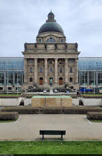 Bayerische Staatskanzlei und Kriegerdenkmal im Hofgarten Mnchen.