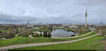 Panorama vom Olympiapark in Mnchen: im Vordergrund der Olympiasee, dahinter das Olympiastadion, die Olympiahalle und der 291 Meter hohe Olympiaturm.