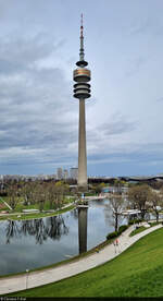 Der Olympiaturm spiegelt sich im Wasser des Groen Olympiasees in Mnchen.