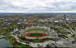 Das Mnchner Olympiastadion entstand im Rahmen der Olympischen Spiele 1972 und fasst knapp 70.000 Pltze.