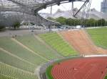 Das Mnchener Olympiastadion mit Blick Richtung Haupteingang und Olympiahalle.