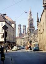 Uralt-Aufnahme von Mnchen, Blick auf Rathaus-Marienplatz-Frauenkirche - aus den frhen 60iger Jahren.