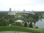 Olympiapark- und Stadion vom Olympiaberg fotographiert.