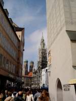 Mnchen, die 98m hohen Doppeltrme der Frauenkirche im Hintergrund, rechts davor der 85m hohe Turm des neuen Rathauses, Mrz 2005