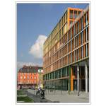 Ein farbenfrohes Bürogebäude von Steidle Architekten auf der Theresienhöhe in München.