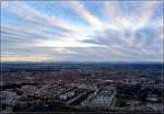 Blick vom Olympiaturm in München nach Süden über die Stadt bis zu den Alpen.
