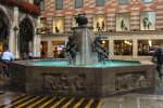 Am 09.08.2013 im verregneten Mnchen der Fischbrunnen am Marienplatz.