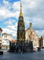 Nrnberg - reichhaltig verzierter Brunnen am Hauptmarkt - 23.04.2012