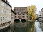 Ausblich von der Museumsbrcke ber die Pegnitz in Richtung Spital Apotheke zum Heiligen Geist in der  Spitalgasse am 03.