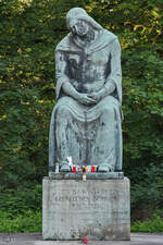 Zum Gedenken an die gefallenen im Weltkrieg wurde 1928 das Denkmal  Trauernde Noris  aufgestellt.