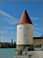 Beim Spaziergang ber die Innpromenade in Passau kommt man am Schaiblingsturm vorbei, einem runden Wehrturm, der im Mittelalter zum Schutz des Salzhafens errichtet wurde.