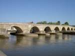 Regensburg, Steinere Brcke, erbaut 1135 bis 1146 unter Herzog Heinrich des Stolzen   310 Meter lang, 16 gewlbte Bgen (01.05.2007)