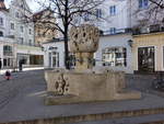 Regensburg, Lebensbrunnen am Kohlenmarkt, erbaut 1985 aus Flossenbrger Granit von Gnther Mauermann (28.02.2021)