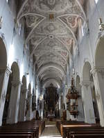 Regensburg, Innenraum der Niedermnsterkirche, Hochaltar von 1763 nach einem Entwurf von Jakob Msl, Volksaltar von Friedrich Koller (28.02.2021)